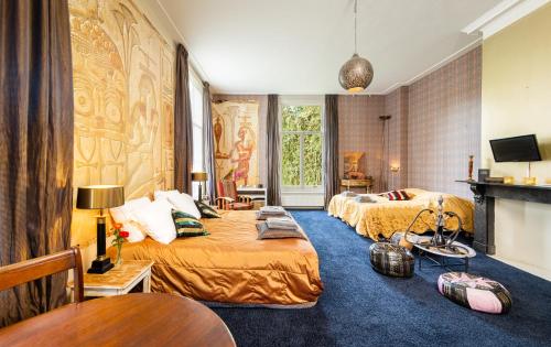 a hotel room with two beds and a fireplace at Hotel Gaia in Diepenveen