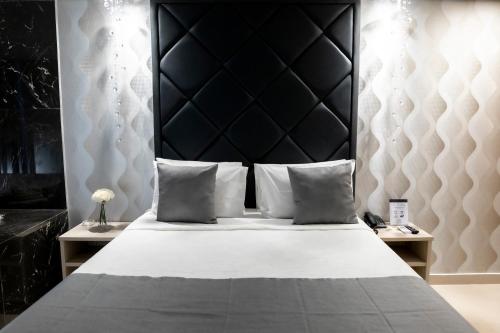 ブラジリアにあるCancún Hotel by H Hotéis - Airportのベッドルーム1室(大型ベッド1台、黒いヘッドボード付)