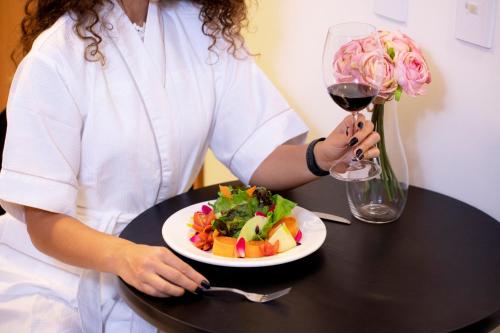 Makanan di atau berdekatan hotel