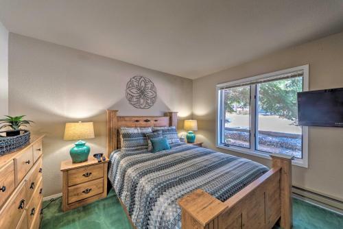 1 dormitorio con cama y ventana grande en Cloudcroft Townhome with Deck - 1 Mi to Burro Ave! en Cloudcroft