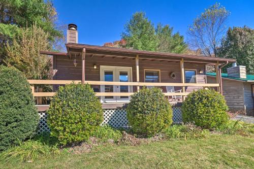 Quaint Maggie Valley Cabin with Mountain Views!