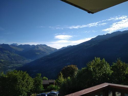 d'un balcon offrant une vue sur la vallée de la montagne. dans l'établissement Montchavin La Plagne, pistes 50m, balcon vue Mont Blanc, à Montchavin
