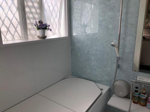 ein kleines Bad mit einem WC und einem Fenster in der Unterkunft Kamogawa - House - Vacation STAY 9979 in Kamogawa