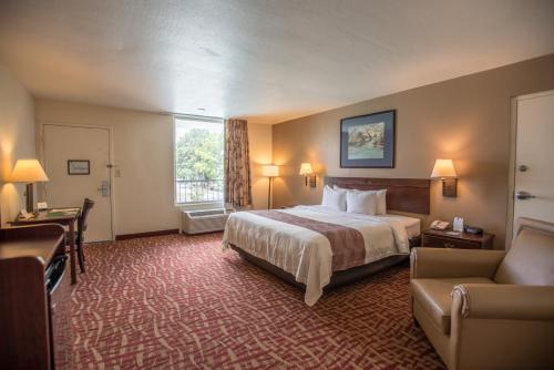 una camera d'albergo con letto e divano di Quality Inn At Town Center a Beaufort