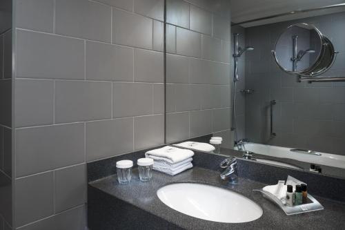 bagno con lavandino e specchio di Holiday Inn London - Heathrow M4,Jct.4, an IHG Hotel a Hillingdon