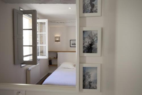 ボルドーにあるCentre Historique - Tour du Pin 2の窓とベッドが備わる客室です。
