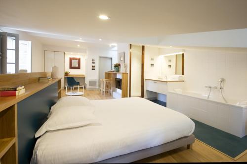 ボルドーにあるCentre Historique - Tour du Pin 3のベッドルーム(大型ベッド1台付)、バスルームが備わります。