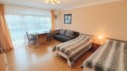 ein Wohnzimmer mit 2 Betten und einem Sofa in der Unterkunft Gemütliche Wohnung in Langenargen in Langenargen