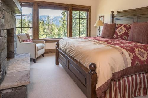 Postel nebo postele na pokoji v ubytování Spanish Peaks Cabin Lakeside Vista