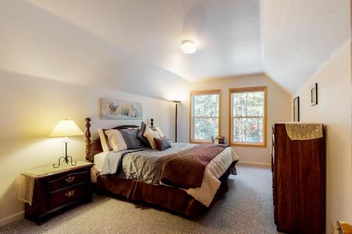 Un dormitorio con una cama grande y una ventana en Poma Lane en Soda Springs