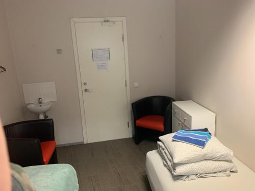 um quarto com uma cama e duas cadeiras e uma porta em Süda hostel MOTO em Talin