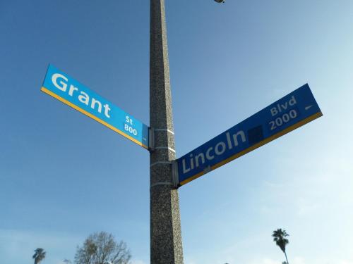 two blue street signs on a pole at Rest Haven Motel in Los Angeles