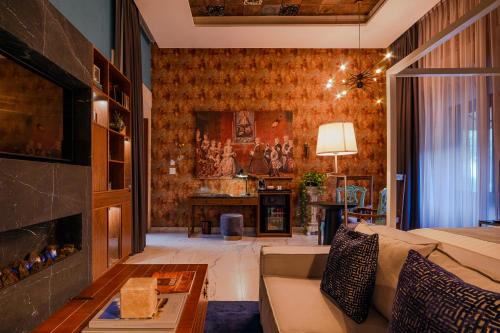 - un salon avec un canapé et une cheminée dans l'établissement Hotel Boutique Casa Zevallos, à Córdoba