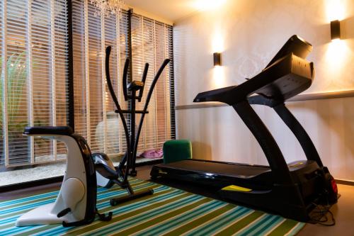 a room with a gym with a treadmill and a window at B&B Bertem Natuur in Leuven