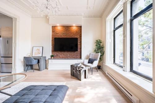 a living room with a fireplace and a tv at Montreal Styled 2 BR Apartment on St-Denis Street in Montréal