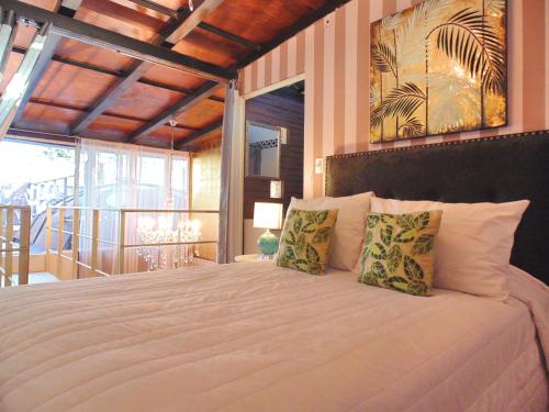 a bedroom with a large white bed with pillows at Suites Viveros Coyoacán I Hospedaje a tu medida in Mexico City