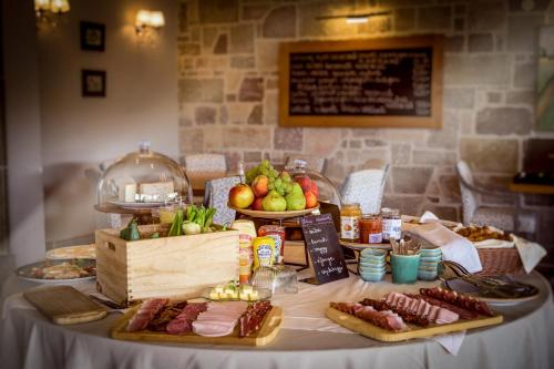 Đồ ăn tại/gần nhà khách