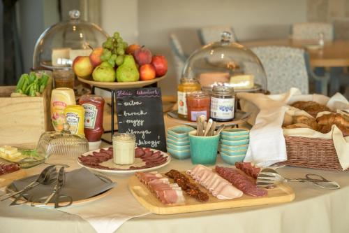 Đồ ăn tại/gần nhà khách