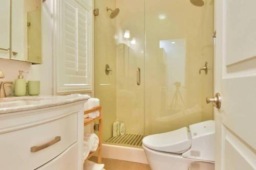 y baño con ducha, aseo y lavamanos. en 1000#2 Magnificent Beach Home w/ AC & 4K TVs, en Newport Beach