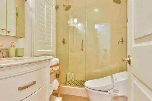 Ένα μπάνιο στο 1000#2 Magnificent Beach Home w/ AC & 4K TVs