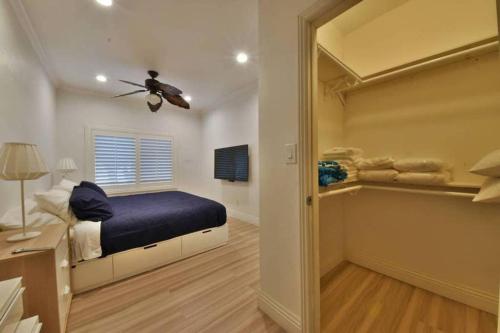 1 dormitorio con 1 cama y ventilador de techo en 1000#2 Magnificent Beach Home w/ AC & 4K TVs en Newport Beach