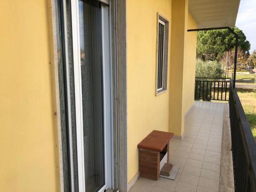 a bench sitting on the side of a building at Luxury Affitti brevi in Marconia
