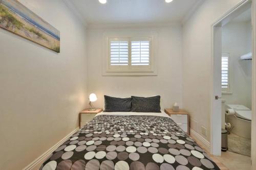 a bedroom with a bed and two windows at 1000#3 Renovated Home by Beach & Sand - AC & More! in Newport Beach