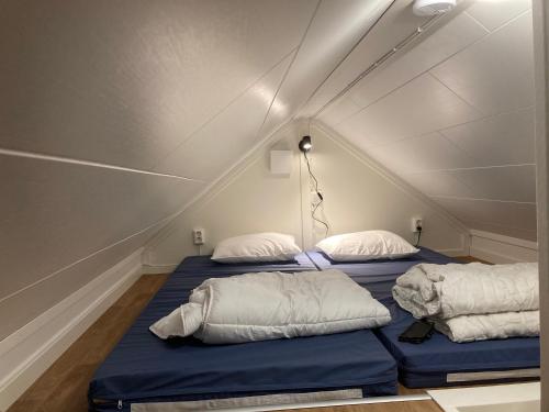 two beds in a small room in a attic at Smeakallesbod in Tvååker