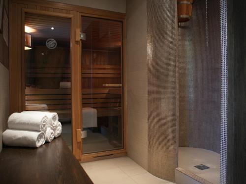 un bagno con asciugamani su un tavolo e un armadio di Hotel Balmoral a Barcellona