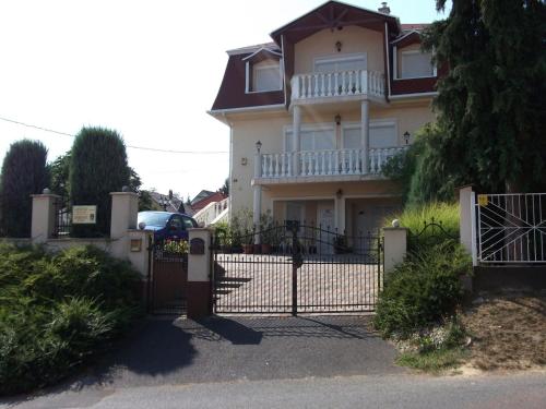 uma casa grande com um portão em frente em Apartments in Zalakaros/Thermalbad 20667 em Zalakaros