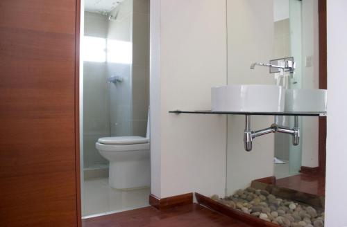 a bathroom with a sink and a toilet at Hotel Onkel Inn Torres de Copacabana in Copacabana