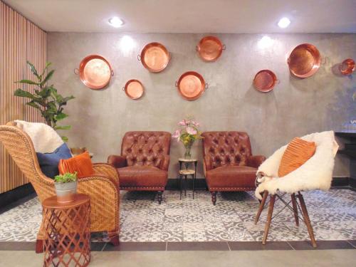 a waiting room with chairs and plates on the wall at Suites Viveros Coyoacán I Hospedaje a tu medida in Mexico City