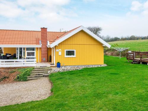 ノーポにある8 person holiday home in Nordborgの庭付き畑の黄色い家