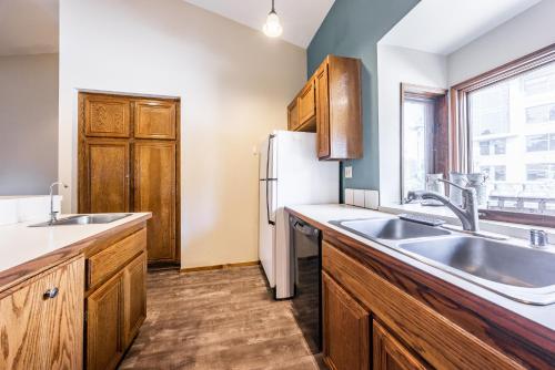 una cocina con fregadero y refrigerador en Helios S # 5, en Mammoth Lakes