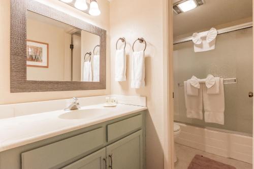 un baño con lavabo y espejo en Crestview -B # 46, en Mammoth Lakes