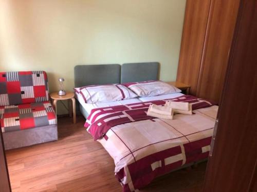 1 dormitorio con 1 cama grande y 1 silla en R.Y. AD Kamzik en Donovaly