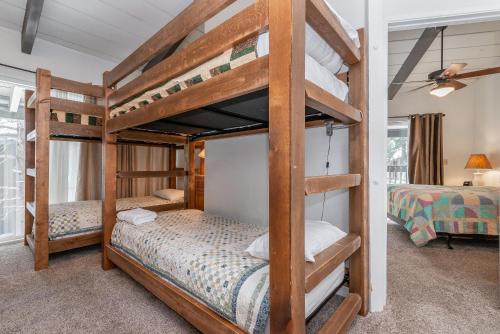 1 Schlafzimmer mit 2 Etagenbetten in einem Zimmer in der Unterkunft Sierra Park Villas N-#66 in Mammoth Lakes