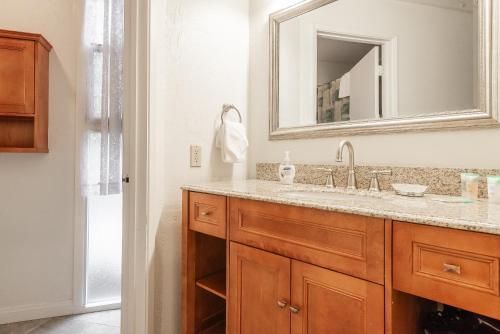 ein Bad mit einem Waschbecken und einem Spiegel in der Unterkunft Sierra Park Villas N-#66 in Mammoth Lakes