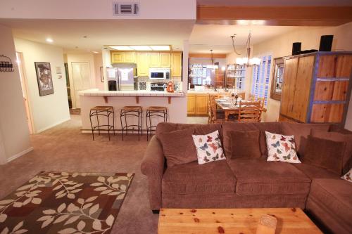 ein Wohnzimmer mit einem Sofa und einer Küche in der Unterkunft Silver Bear # 20 in Mammoth Lakes