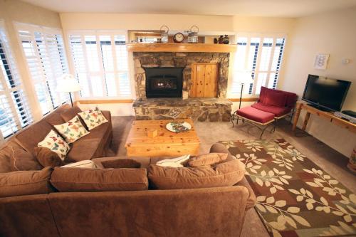 ein Wohnzimmer mit einem Sofa und einem Kamin in der Unterkunft Silver Bear # 20 in Mammoth Lakes