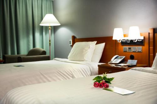 Una cama o camas en una habitación de Hotel Paragon