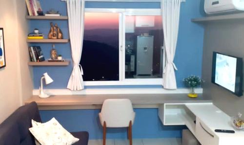 um quarto com uma janela com uma secretária branca e uma cadeira em Apartamento aconchegante com vista para o vale dos vinhedos em Bento Gonçalves