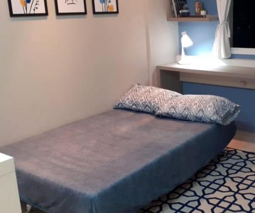 uma cama num quarto com uma mesa e uma cama sidx sidx em Apartamento aconchegante com vista para o vale dos vinhedos em Bento Gonçalves