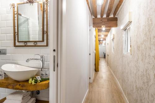 y baño con lavabo y espejo. en BNBHolder Rustic Group GRAN VÍA & SOL en Madrid