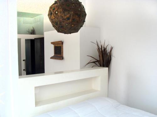 a mirror on a wall next to a bed at Apartamentos Casa del Coronel in Tarifa