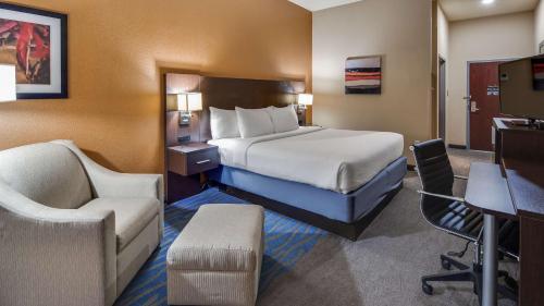 Habitación de hotel con cama, escritorio y silla en Best Western St. Louis Airport North Hotel & Suites, en Hazelwood