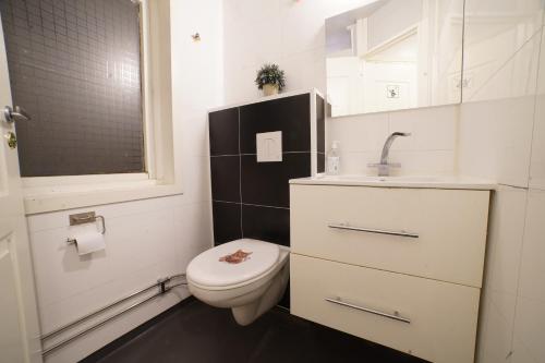 Bilik mandi di Hage Rooms