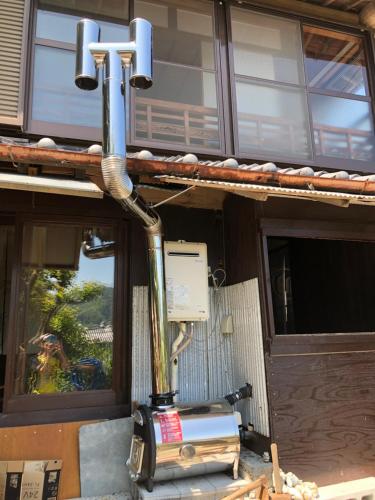 a house with a pipe on the side of it at 三井家ペットと泊れる一軒家らんまんで話題の牧野植物園まで25分 in Mimase