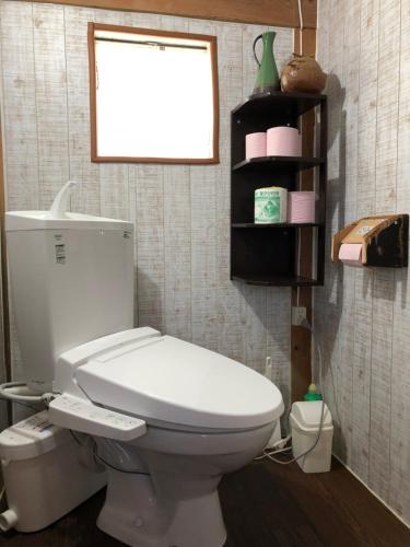 a bathroom with a white toilet and a window at 三井家ペットと泊れる一軒家らんまんで話題の牧野植物園まで25分 in Mimase