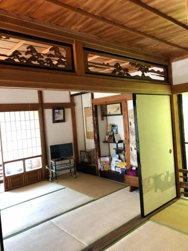 a room with yoga mats on the floor at 三井家ペットと泊れる一軒家らんまんで話題の牧野植物園まで25分 in Mimase